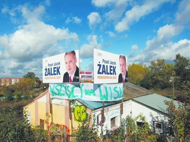 Plakaty, billboardy i siatki zalały przed wyborami Białystok. Po kampanii zaczęły się pytania o ich finansowanie.