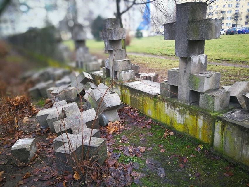 Na gdańskiej Zaspie kolejny raz zdewastowano Cmentarz Ofiar Hitleryzmu [zdjęcia]