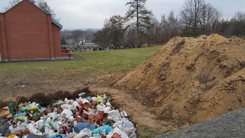Czernichów. Na cmentarzu wykopali dół i... pogrzebali stertę śmieci. Mieszkańcy są oburzeni
