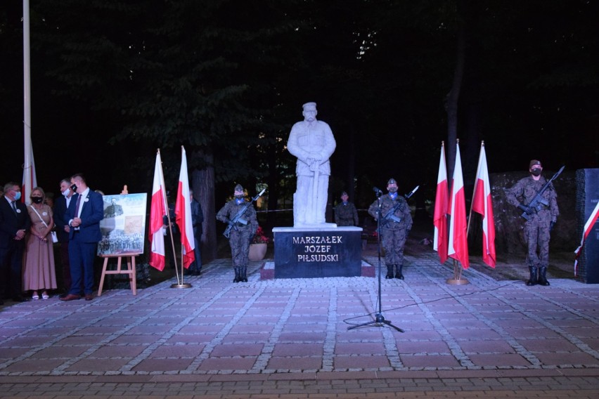 Przed pomnikiem Marszałka Józefa Piłsudskiego w Grójcu...