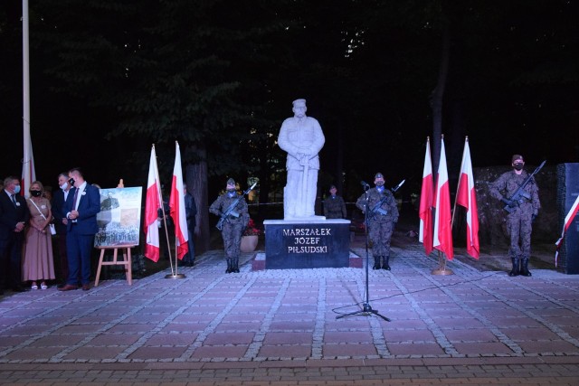 Przed pomnikiem Marszałka Józefa Piłsudskiego w Grójcu odbyły się uroczyste obchody Święta Wojska Polskiego oraz 100 rocznicy Cudu nad Wisłą. Uroczystości odbyły się w piątek 14 sierpnia a jednym z punktów obchodów było odsłonięcie  obelisku poświęconego mieszkańcom ziemi grójeckiej poległych za Polskę w 1920 roku . Odczytany został Apel Pamięci, kompania honorowa oddała salwę honorową. Odbył się pokaz grafiki laserowej z okazji 100-lecia Cudu nad Wisłą zwanego też Bitwą Warszawską - jednego z największych zwycięstw Polski. Pokonanie bolszewickiej Rosji były też jednym z najważniejszych batalii, które zdecydowały o przyszłości Europy XX wieku.Zobaczcie zdjęcia z uroczystości w Grójcu