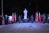 Wieczorne uroczystości 100-lecia Cudu nad Wisłą w Grójcu. Odsłonięto obelisk poświęcony naszym mieszkańcom poległym w 1920 roku [ZDJĘCIA]