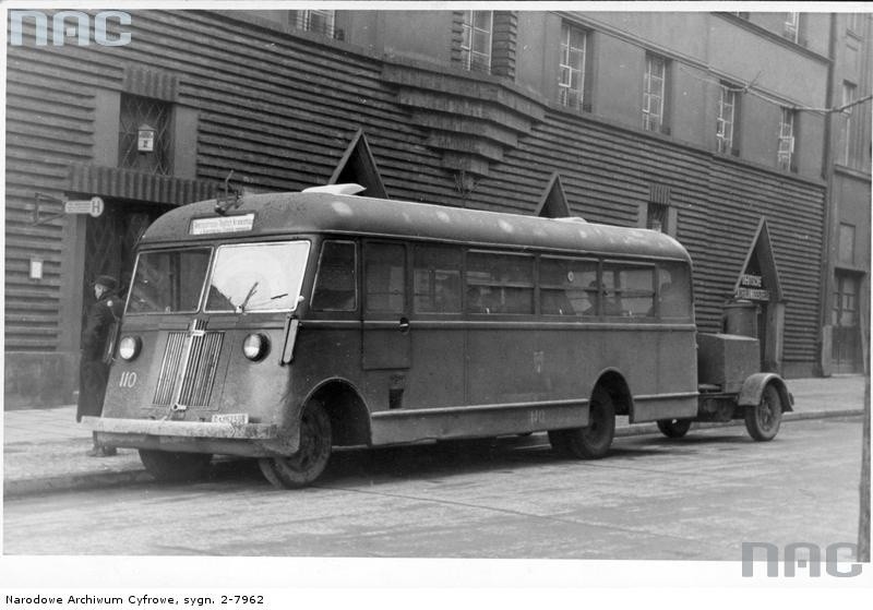 Autobus miejski napędzany gazem drzewnym, rok 1943.