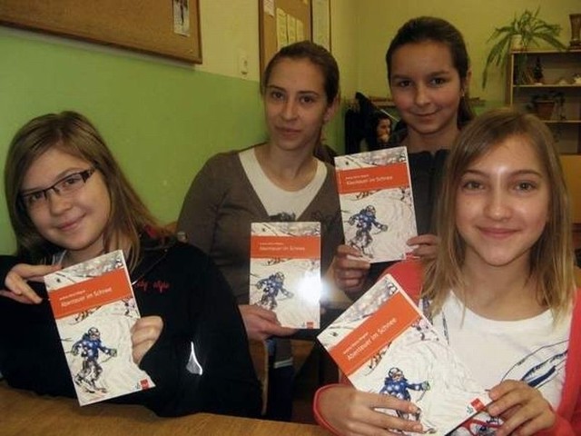 Wiktoria Stasiorowska(od lewej), Weronika Jeka, Justyna Kiżło i Asia Parus z "latarnianej&#8221; klasy uczą się niemieckiego czytając książki w tym języku, które szkoła dostała od frankfurckiego klubu Rotarian.