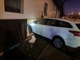Samochód wjechał w sklep w wyniku wypadku trzech aut. Sprawca uciekł! ZDJĘCIA