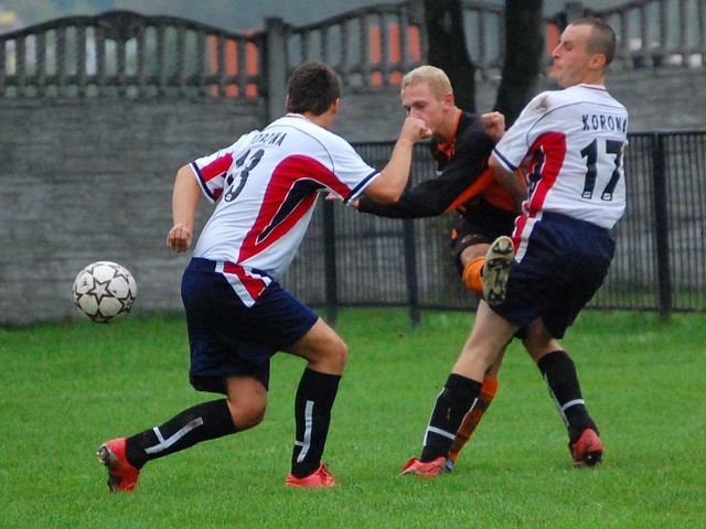 CCC Dąbrówki (czarno-pomarańczowe stroje) mają stratę 10 punktów do Resovii.