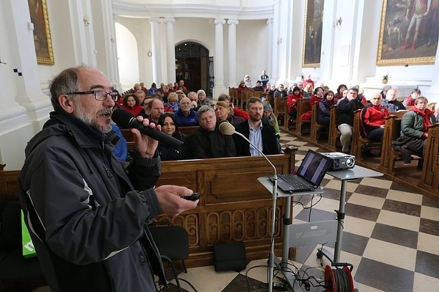 Doktor Czesław Hadamik opowiedział przewodnikom o najnowszych odkryciach archeologicznych w klasztorze na Świętym Krzyżu.