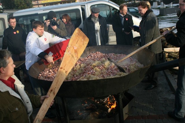 Początek bicia rekordu Guinnessa w Gorzycach. Składniki zanim trafiły do patelni, były skrupulatnie ważone.