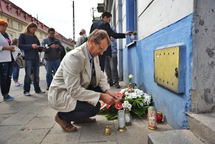 Jacek Ziętara pod kamienicą przy ul. Kolejowej w Poznaniu, w...