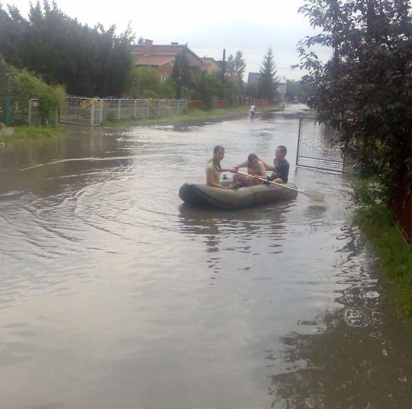 Po większej ulewie przejście zalaną ulicą Szkolną jest niemożliwe.