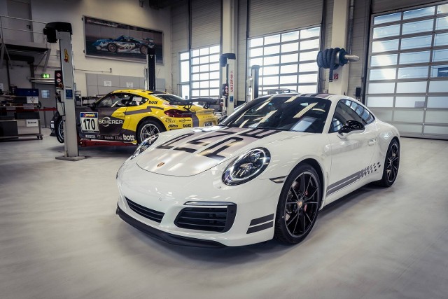 Porsche 911 Carrera S Endurance Racing EditionWnętrz obejmuje m.in. pakiet Chromo w standardzie. Porsche 911 Carrera S Endurance Racing Edition zostało wyposażone w elektrycznie rozsuwany dach, a także zestaw świateł LED w wersji Dynamic.Fot. Porsche