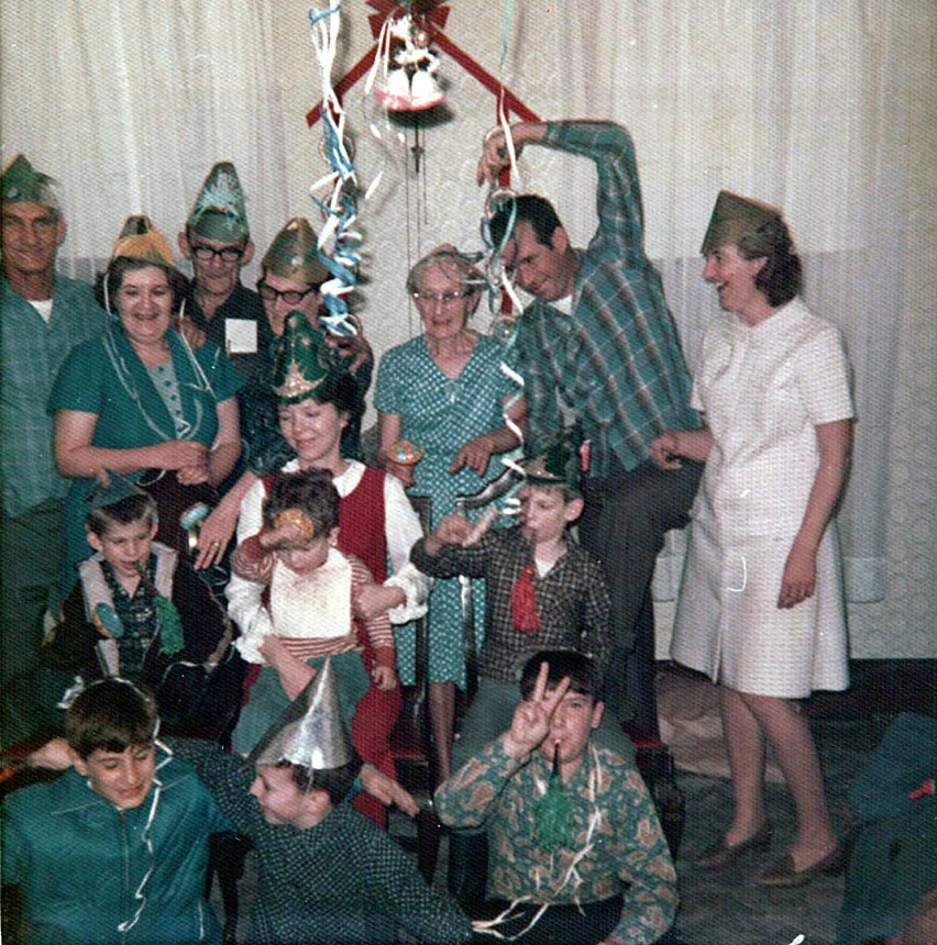 Imprezy sylwestrowe na kolorowych zdjęciach z lat 50. i 60....