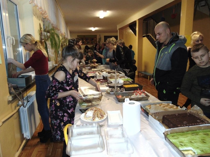 Kiermasz charytatywny w Młodzawach dla Romana Kornesa. Kupili ciasto i pomogli walczyć z rakiem