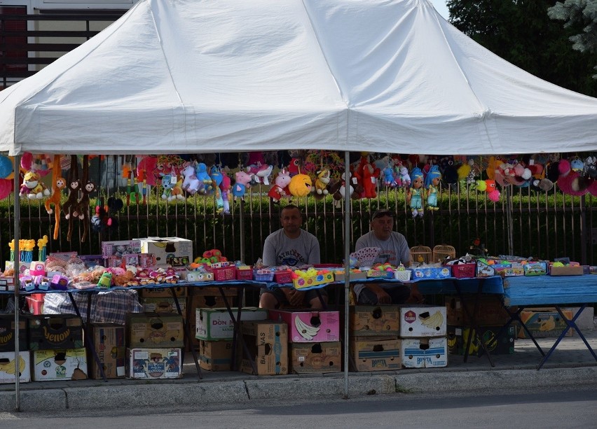 Gorlice. Tysiące ludzi na festynie w parafii św. Jadwigi. Na scenie występy młodzieży, gwiazd disco, wokół wesołe miasteczko i stoiska