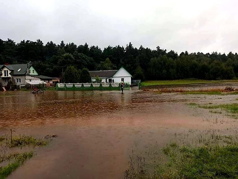 Wielka woda w gminie Bodzentyn. Zalane wsie. Trzeba było ewakuować starszego mężczyznę (ZDJĘCIA)