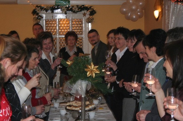 Wspólnie z zaproszonymi gośćmi wzniesiono toast za pomyślność obu Spółdzielni Socjalnych - "Od Nowa&#8221; i "Ekomat&#8221;