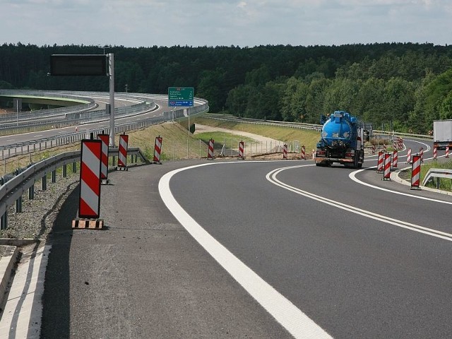 Koło Międzyrzecza trasa S3 (z lewej) biegnie koło drogi krajowej nr 3, którą mają przejąć władze gminy.