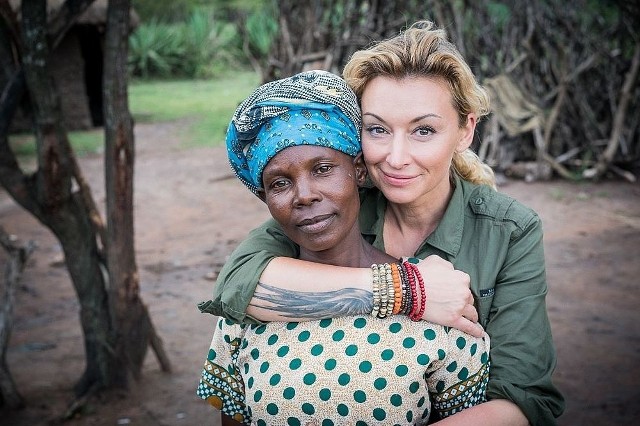 Martyna Wojciechowska i jej bohaterka z Tanzanii.fot. TVN / Marek Arcimowicz