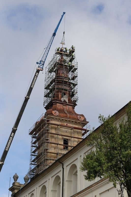 Montaż krzyża na wieży kościoła na Świętym Krzyżu