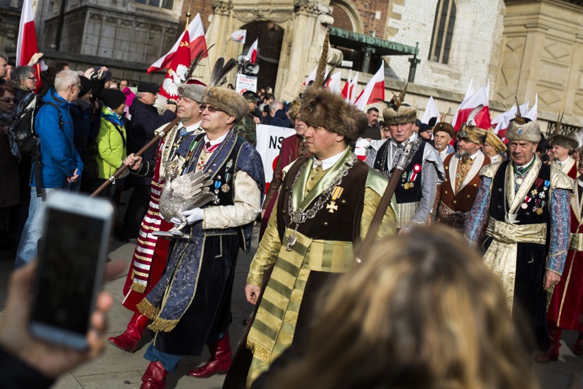 Kraków. Pochód patriotyczny z Wawelu na Rynek [ZDJĘCIA]