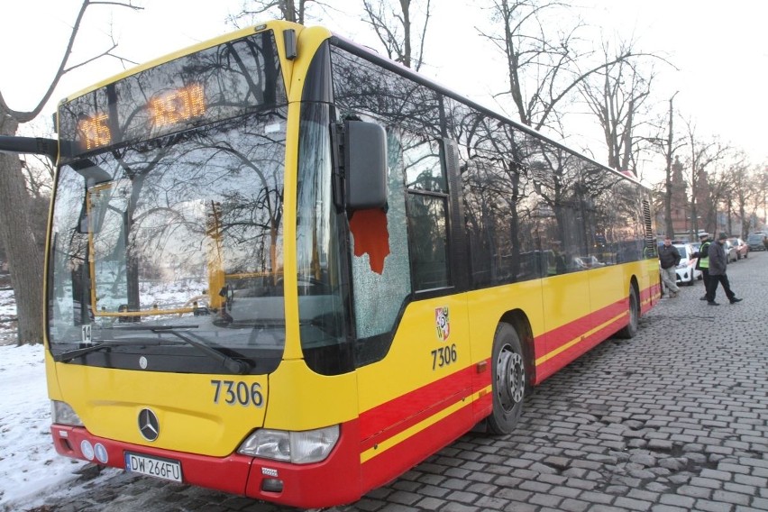 Wypadek tramwaju, autobusu MPK i audi na moście Zwierzynieckim