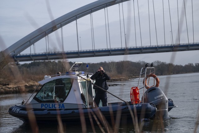 Na Wiśle oraz w okolicach mostu generał Zawackiej w Toruniu policja szuka we wtorek (4 lutego) śladów Karola Olkowskiego, który zaginął 22 stycznia 2020 roku.Sprawdzono rzekę od mostu im. generał Zawadzkiej, ponieważ tam 22 stycznia po godzinie 12.00 sylwetkę tego zaginionego zarejestrowały kamery monitoringu. Szedł jego lewą stroną w kierunku lewego brzegu Wisły.Ubrany był w szarą bluzę, spodnie w kolorze khaki i miał na nogach zielone buty z grubą, białą podeszwą. Rodzina i policja cały czas proszą o kontakt osoby, które widziały wtedy tego mężczyznę. Można dzwonić na numery alarmowe policji: 112 i 997.