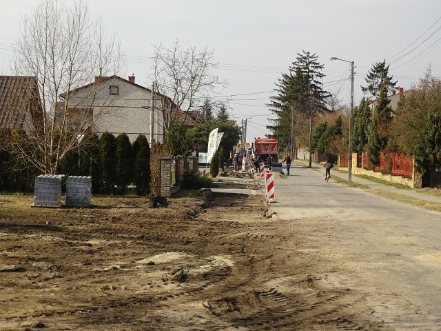Ruszyła gruntowna przebudowa chodnika przy ulicy Kilińskiego w Zwoleniu. Ciąg dla pieszych wyremontowany zostanie na odcinku około p&oacute;ł kilometra.