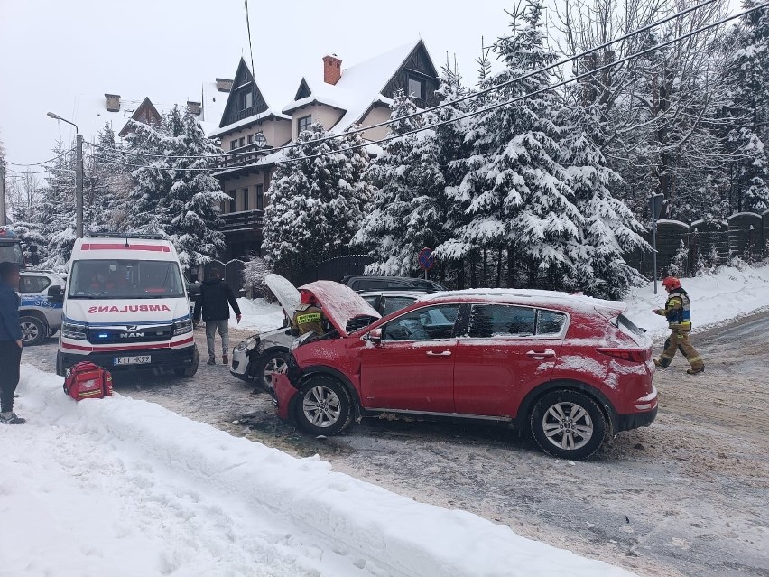 Zderzenie dwóch samochodów na Janosówce w Zakopanem