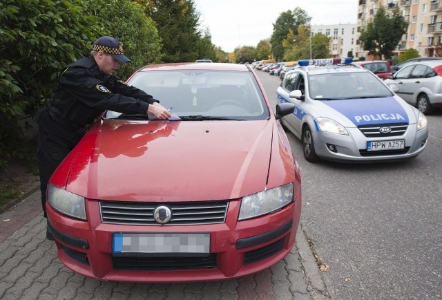 Strażnicy miejscy razem z koszalińską policją przeprowadzili wczoraj akcję na osiedlu Północ. To była odpowiedź na kolejne wnioski ze strony mieszkańców, którzy regularnie skarżą się na źle parkujących kierowców. Posypały się mandaty.