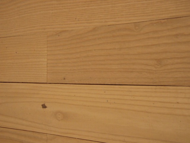 Szpary w parkiecie  powstają najczęściej w wyniku rozeschnięcia się drewna. Często zdarza się to w pomieszczeniach nadmiernie ogrzewanych.