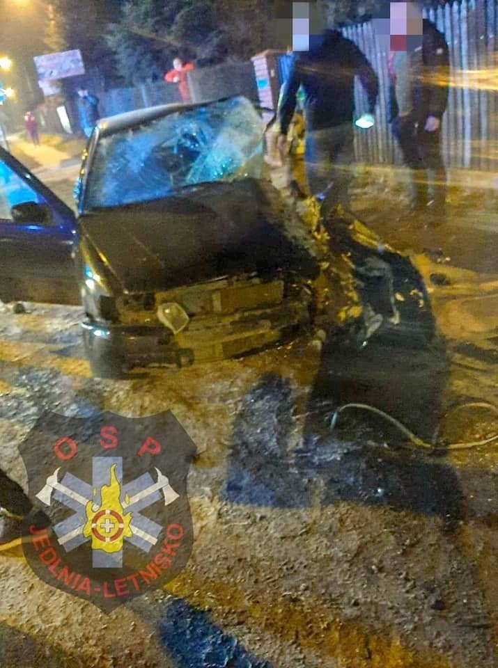 Wieczorny wypadek drogowy w Antoniówce koło Radomia. Strażacy musieli rozcinać samochód, aby wydostać rannych