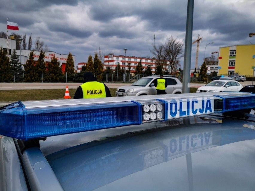 Białystok. Wzmożone patrole policji na ulicach i drogach. Funkcjonariusze sprawdzają, czy ludzie stosują się do zaleceń [ZDJĘCIA]