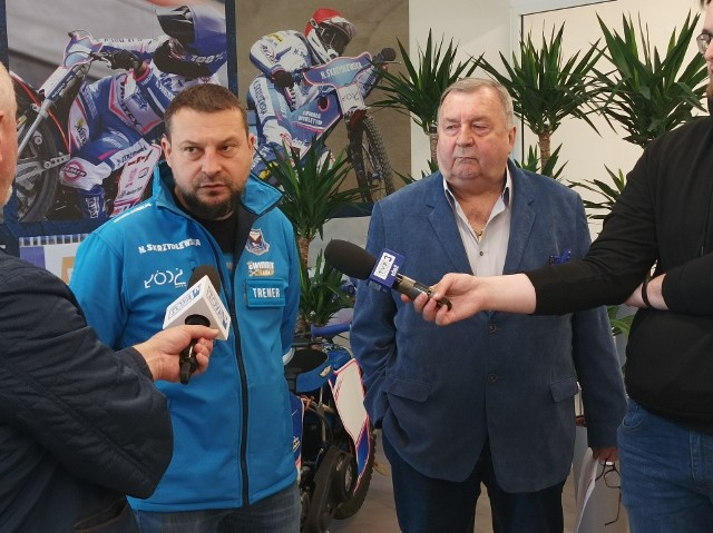 Prezes Witold Skrzydlewski (od prawej) i trener Michał Widera