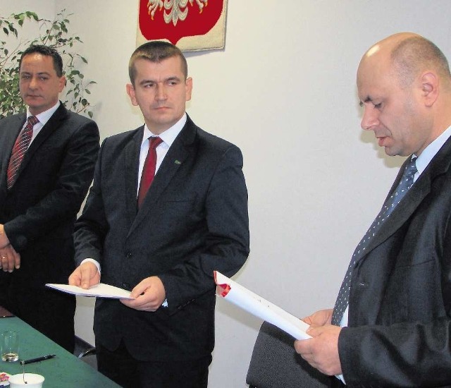Od lewej były wójt Tomasz Wilk, nowy Marek Słowiński i przewodniczący Rady Gminy Waldemar Przeniosło.