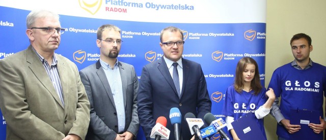 Radosław Witkowski (w środku) w towarzystwie radomskich działaczy Platformy Obywatelskiej oraz wolontariuszy, którzy będą przeprowadzali na ulicach sondaże.