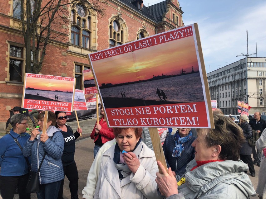 Protest przed budynkiem Rady Miasta Gdańska ws. likwidacji...