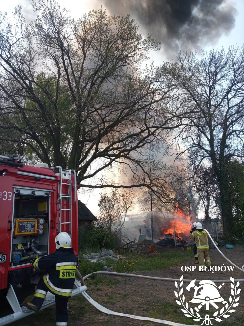Pożar budynku gospodarczego w Zofiówce w powiecie grójeckim. Gasiły go cztery jednostki straży pożarnych. Zobacz zdjęcia