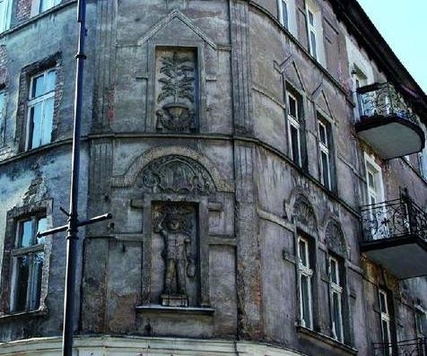 Narożna kamienica u zbiegu ulic Mickiewicza i Orzeszkowej w Ełku