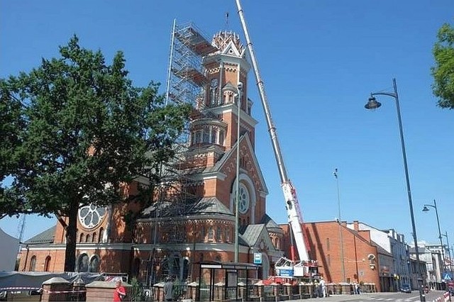 Specjalny dźwig uniósł konstrukcję na wieżę kościoła św. Wojciecha