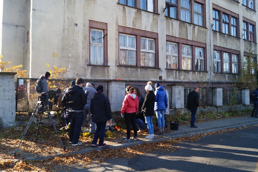 Olkusz. Wyciągali macewy wmurowane w ogrodzenie szkoły