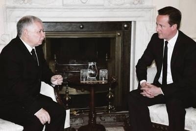 Jarosław Kaczyński, kandydat na prezydenta Polski, prezes PiS, spotkał się wczoraj z premierem Wielkiej Brytanii Davidem Cameronem na Downing Street 10 w Londynie Fot. Jemimah Kuhfeld (PAP/ECR)