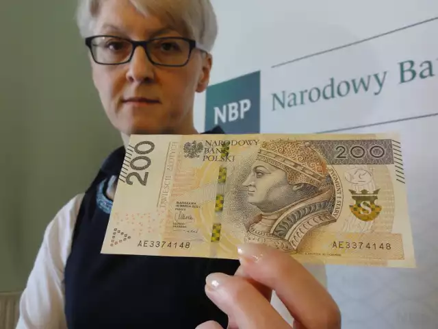 - Nowy banknot jest jaśniejszy i znacznie lepiej zabezpieczony - tłumaczy Agnieszka Czuchra z rzeszowskiego oddziału NBP.