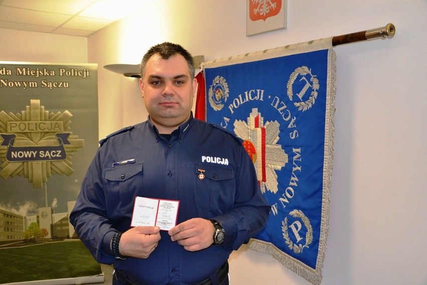 Nowy Sącz. Sierżant Jacek Łukasik z brązową odznaką Zasłużonego Honorowego Dawcy Krwi