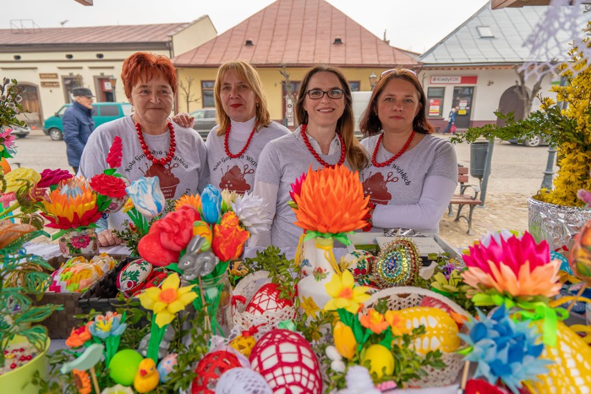 Stary Sącz. Palmy, pisanki, kolorowe stroiki królowały na Jarmarku Wielkanocnym [ZDJĘCIA]