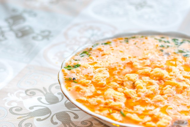 Kluski lane to szybki i tani przepis na zrobienie domowego makaronu do zupy.