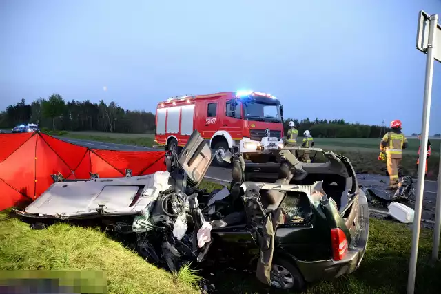 O świcie na DK 25 w Płociczu doszło do śmiertelnego wypadku. Nie żyją dwie osoby.