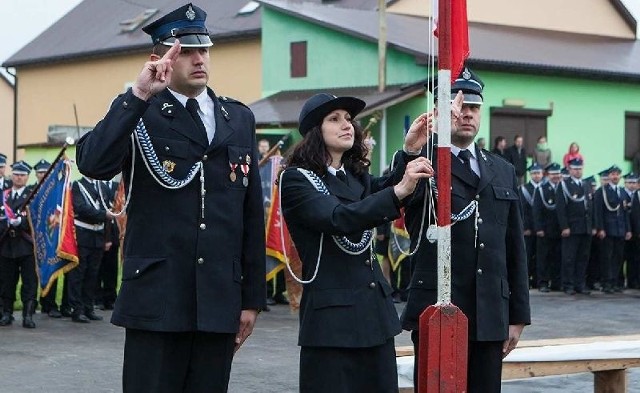 Biało-czerwoną flagę na maszt wciągała Katarzyna Kierkowska, córka starosty pińczowskiego.