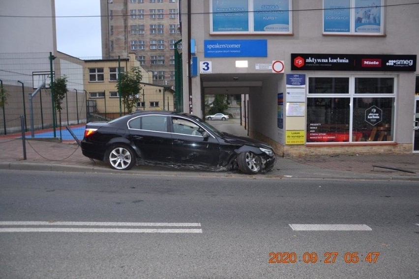 Tarnów. Pijany kierowca BMW ściął kilkanaście słupków oddzielających chodnik od jezdni [ZDJĘCIA]