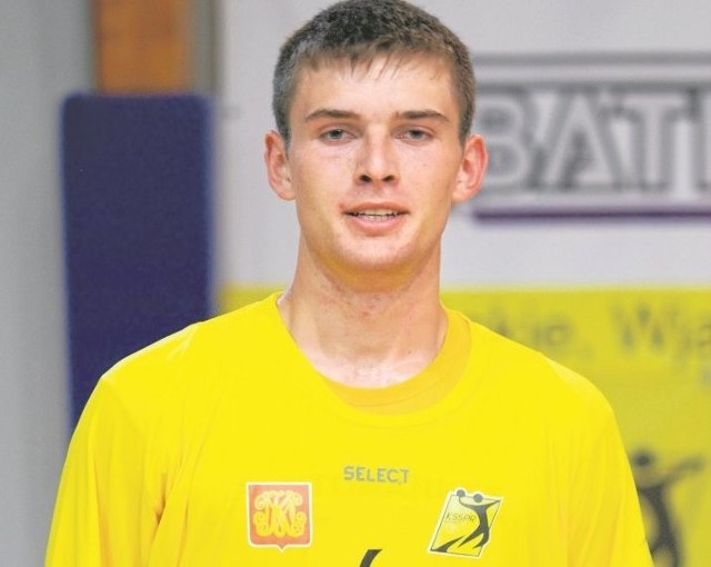 Zawodnik KSSPR Końskie Ernest Pilarski rozegrał dobry mecz z ŚKPR Świdnica.