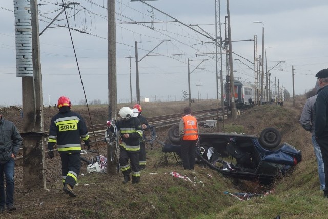 W sobotę rano w Dziarnowie w gminie Pakość na strzeżonym przejeździe kolejowym doszło do zderzenia pociągu osobowego z samochodem. 23-letnia kobieta i 50-letni mężczyzna zginęli na miejscu.